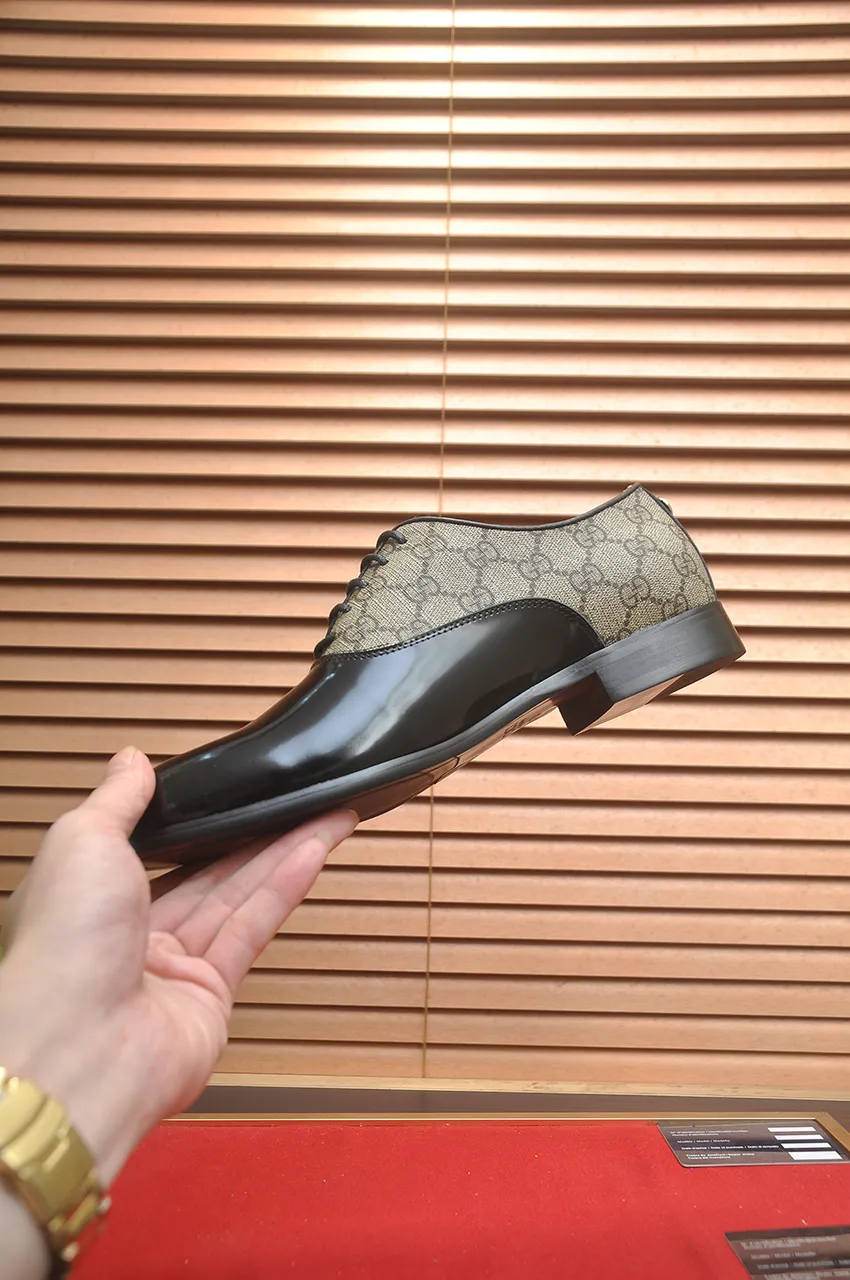 Men's shoes💰500💶Italy's top luxury men's shoe giant (GUCCI) (Gucci) (full cowhide lining) new arrival🍃Original European style🔰 Pleasant to the eye😍In order to make the shoes more durable and non-deformable🌀The production continues to follow traditional methods but there is still no lack of innovation💪Choose original sheepskin for the leather♻️ Smooth and natural And extra bright ⭐Made of imported cowhide, the first choice of rich people 38-45 (45 customized)